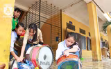 Thầy trò vùng ngập Chương Mỹ hối hả dọn dẹp trường lớp chuẩn bị đón năm học mới